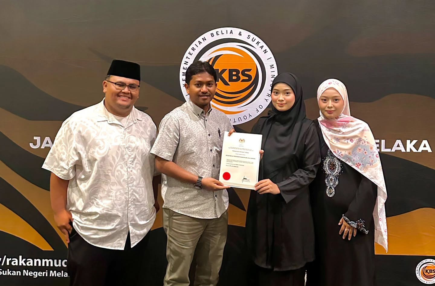 PENYERAHAN SIJIL PENDAFTARAN KELAB BELIA PROGRESIF BANDAR MELAKA (KBPBM)